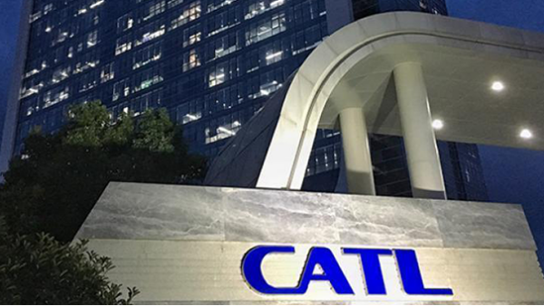 宁德时代市值破万亿，卖蜜桃视频在线观看视频的小女孩带您了解它与特斯拉的关系